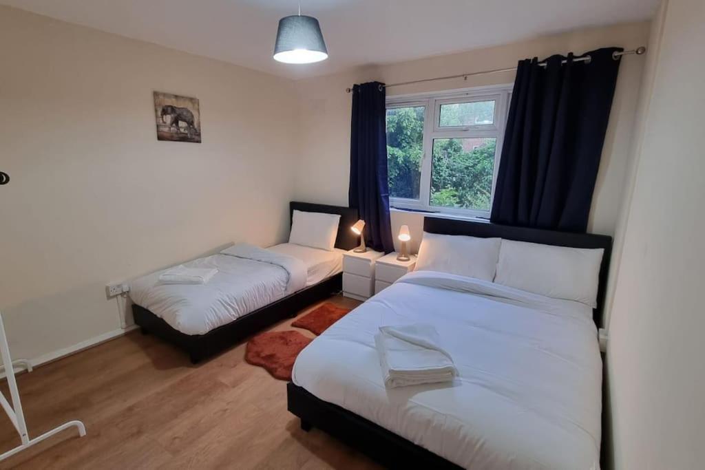 2 Bedroom In Kennington Londra